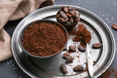 Siyah arka planda kakao tozu ve fasulye kaseleri