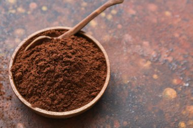 Arkaplanda kakao tozu olan bir kase