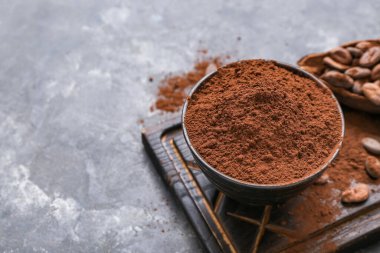 Siyah arka planda kakao tozu olan kase