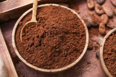 Masanın üzerinde kakao tozu olan kaseler.