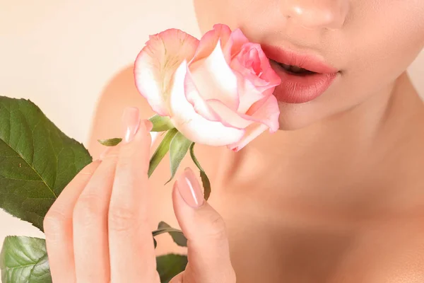 Junge Frau Mit Schönen Lippen Und Rose Auf Beigem Hintergrund — Stockfoto