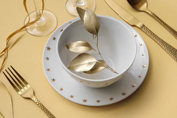 Elegant Table Setting Golden Leaves Cutlery Yellow Table — Stock Photo, Image