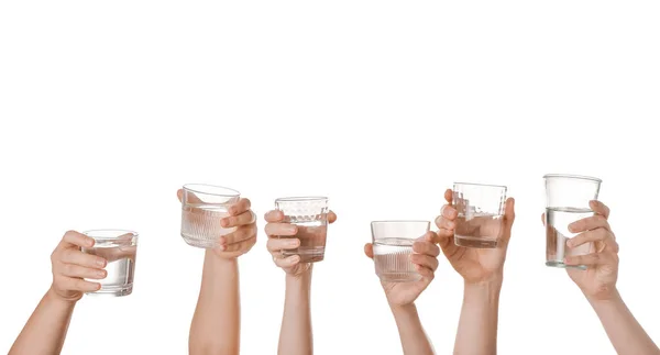 Mãos Femininas Segurando Copos Água Fundo Branco — Fotografia de Stock
