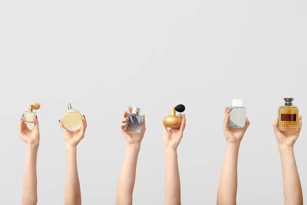 Mâini Feminine Care Dețin Diferite Parfumuri Fond Gri — Fotografie, imagine de stoc