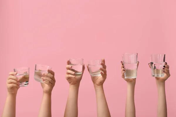 Руки Женщины Держат Стаканы Воды Розовом Фоне — стоковое фото