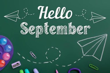 Çizilmiş kağıt uçaklar ve karatahtayla HELLO SEPTEMBER 'a metin