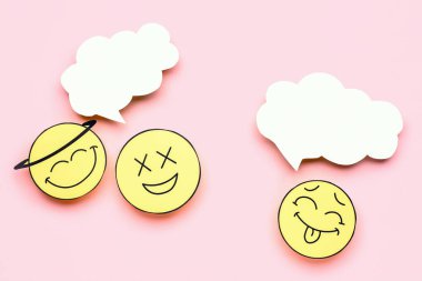 Pembe arka planda boş konuşma baloncukları olan kağıt yüzler