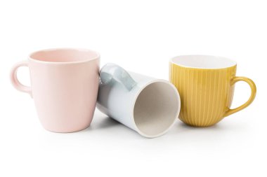 Beyaz arkaplanda farklı bardaklar kümesi