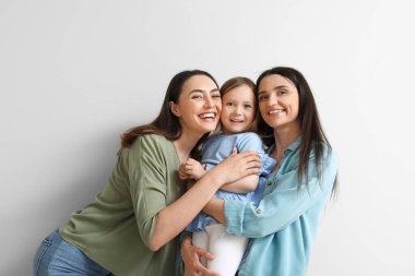 Evlatlık küçük bir kızı olan genç lezbiyen çift