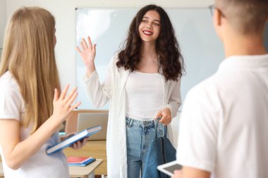 Sınıf arkadaşlarıyla birlikte sınıf arkadaşı.