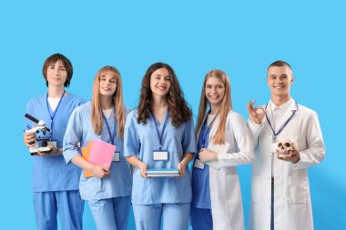 Mavi arka planda bir grup tıp öğrencisi