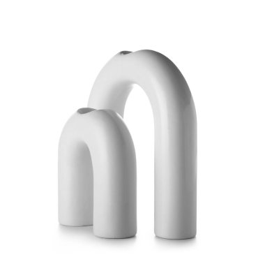 Beyaz arkaplanda boş vazolar