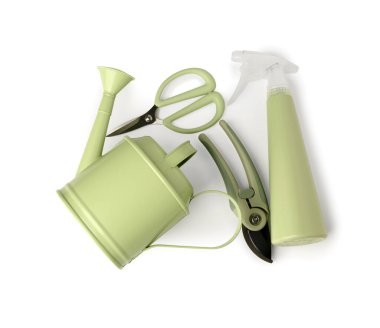 Beyaz arkaplanda atomlaştırıcı, çiçek makası ve secateurs ile sulama kutusu