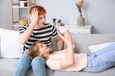 Evde hamilelik testi olan mutlu genç bir çift.