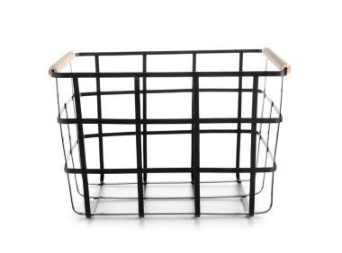 Beyaz arkaplanda siyah metal sepet