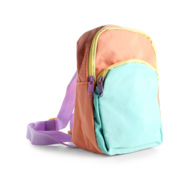 Beyaz arka planda çocuksu renkli sırt çantası