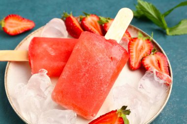 Turkuaz grunge arka planda çilekli dondurma, taze böğürtlen ve nane yaprağı.