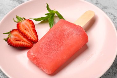 Pembe tabak çilekli dondurma, taze böğürtlen ve nane yapraklı grunge arkaplan