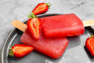 Gri grunge arka planda çilekli dondurma ve taze böğürtlen.