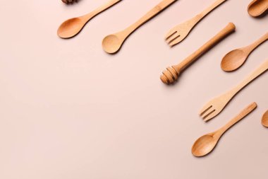 Bej arka planda ahşap mutfak aletleri