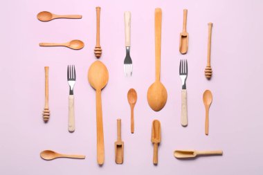 Ahşap mutfak aletleri eflatun arka planda