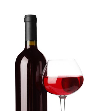 Beyaz arka planda bir bardak ve bir şişe tatlı kiraz likörü.