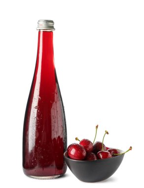 Bir şişe kiraz likörü ve beyaz arka planda taze böğürtlenlerle dolu bir kase.