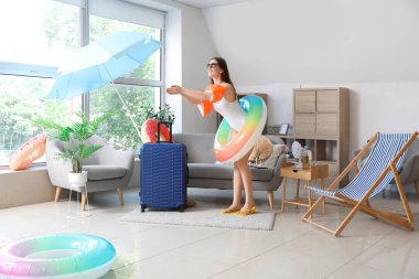 Yüzme yüzüklü genç bayan yaz tatiline evde hazır.