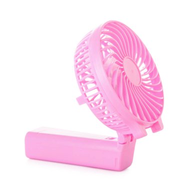 Beyaz arka planda küçük pembe elektrikli fan