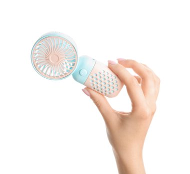 Beyaz arka planda mini elektrikli vantilatörü olan bir kadın el.