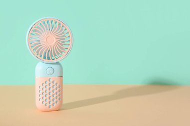 Renkli arka planda küçük yeni elektrikli vantilatör