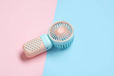 Renkli arka planda küçük yeni elektrikli vantilatör