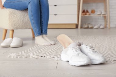 Ortopedik tabanlı şık spor ayakkabılar.