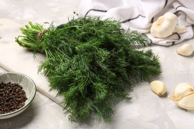 Taze dereotu, sarımsak ve hafif arka planda biber.