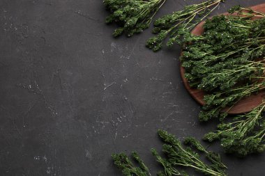 Koyu arkaplanda taze kekik olan ahşap tahta.