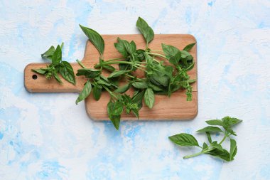 Renkli fesleğenli ahşap tahta.