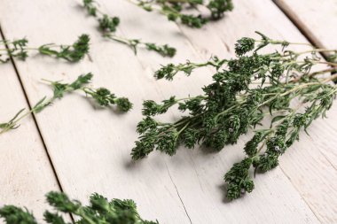 Hafif ahşap zemin üzerinde taze kekik