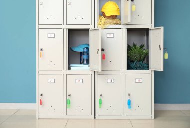 Mavi duvarın yanındaki modern dolap.