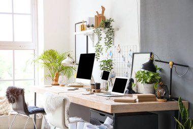 Modern ofis, işyerleri ve ev bitkileri.