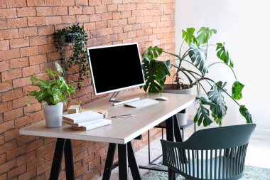 Modern işyeri ve ev bitkileriyle birlikte ofis içi