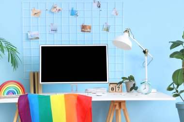 Ofiste bilgisayar monitörü ve LGBT bayrağı bulunan işyeri