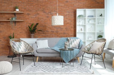 Oturma odası, koltuklar ve kanepeler.