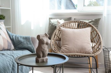 Oturma odası, koltuk, kanepe ve masa.