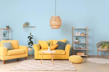 Oturma odasında rahat koltuklar, kanepe ve masa.