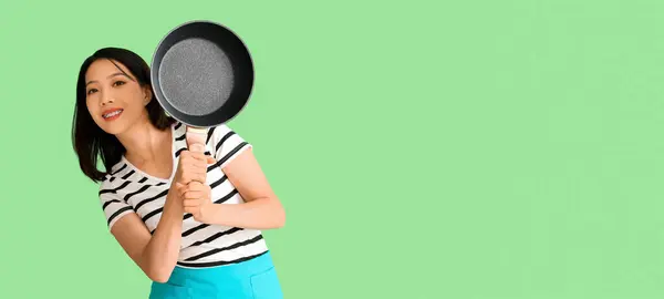 Young Asian Woman Holding Frying Pan Green Background Space Text — Stock Photo, Image