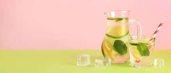 Kanna Och Glas Kall Gurka Lemonad Färg Bakgrund Med Utrymme — Stockfoto