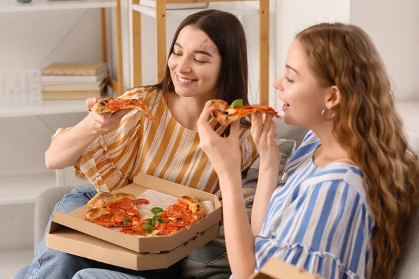 Junge Frauen Essen Leckere Pizza Hause — Stockfoto
