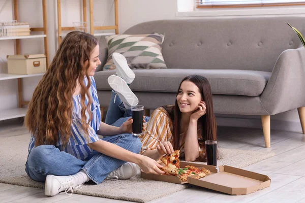 Mujeres Jóvenes Con Sabrosa Pizza Cola Casa — Foto de Stock