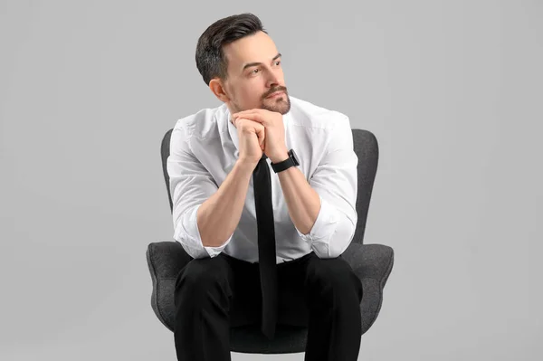 Schöner Geschäftsmann Sessel Auf Grauem Hintergrund — Stockfoto