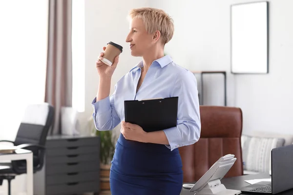 Mature Businesswoman Documents Coffee Office — Stock Photo, Image